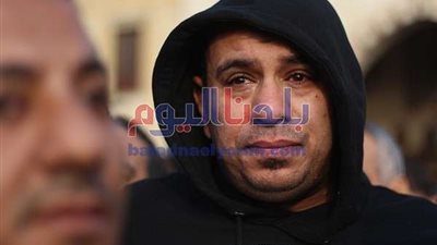 بالصور.. انهيار محمود الليثي أثناء تشييع جثمان شعبان عبد الرحيم