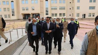 وزير التعليم العالي يتفقد منشآت الجامعة التكنولوجية ببرج العرب