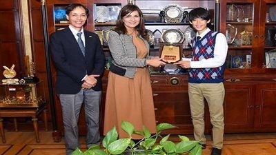 نبيلة مكرم تلتقي أحد خبراء 