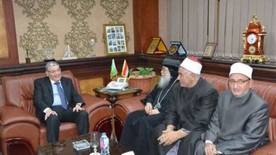 محافظ المنيا يستقبل وفد من الكنيسة والأزهر.. ويؤكد: التنمية تحتاج إلى تكاتف الجميع