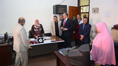 رئيس جامعة سوهاج يتفقد سير العمل بالإدارة المركزية استعدادًا لتجديد الاعتماد
