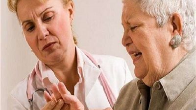 أستاذ مناعة: لهذا السبب تصاب النساء بالروماتويد في الشتاء