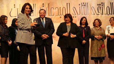 أثناء مشاركتها بملتقى المبدعات العربيات.. مايا مرسي تطالب السيدات بالتفكير خارج الصندوق (صور)