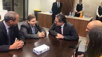بعد انتشار قصته.. الطفل البطل على طاولة تجمعه مع وزير الآثار