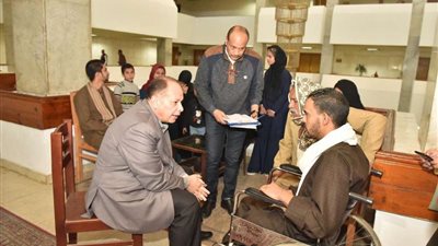 محافظ أسيوط يلتقي بعض المواطنين بالديوان العام ويستمع لطلباتهم ويوجه بحلها
