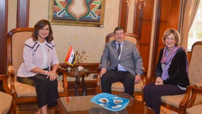 وزيرة الهجرة تستقبل حفيد الطيار محمد صدقي أول طيار مدني