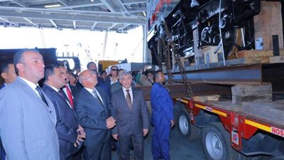 صور.. وزير النقل يستقبل أول 10 جرارات سكة حديد جديدة من ميناء الإسكندرية