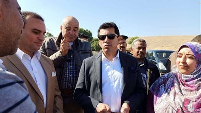 بالصور.. وزير الرياضة يوجه بصرف مكافأه لمركز شباب الحسينات قدرها ٢٠ الف جنيه