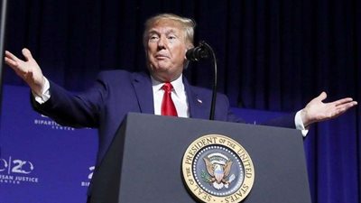 بيلوسي: مجلس النواب يتجه لصياغة مسودة باتهام ترامب بالتقصير