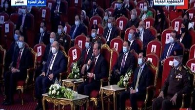 طفل من ذوي الهمم يمازح الرئيس السيسي: 