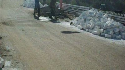 أسوار ولافتات إرشادية للتوعية من منحنيات الطرق بقرية بني حسن بالمنيا