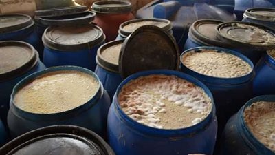 التحفظ على 3 أطنان مخلل فاسدة و1110 لترات 