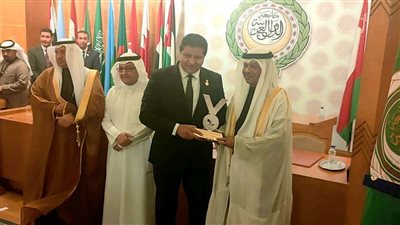 الاتحاد العربي يمنح قلادة مؤسسة الأمير محمد بن فهد للدكتور مصطفي الشربيني