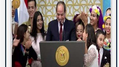 شاب من ذوى الهمم بيهر الجميع بدوره كمذيع.. فيديو