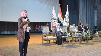 رئيس جامعة بني سويف يشهد الندوة التثقيفية حول مناهضة العنف ضد المرأة