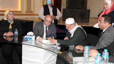 محافظ بني سويف وكيلاً لعروس يتيمة من أبناء دار رعاية الأيتام..صور