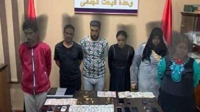 5000 جنية ومشغولات ذهبية 