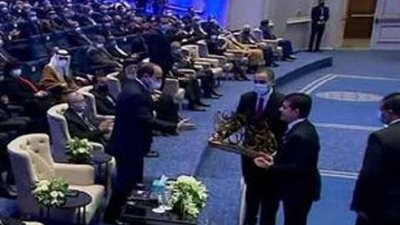 مدير عام منظمة الإيسيسكو يهدي السيسي درع درع 