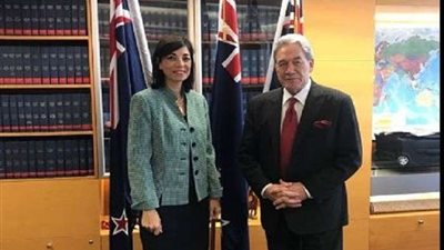 السفيرة دينا الصيحي تلتقي بوزير الخارجية النيوزيلندي