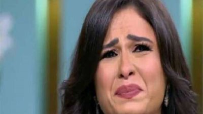 لم تتمالك نفسها من البكاء .. لأول مرة ياسمين عبد العزيز تحكي بالتفاصيل رحلة معاناتها مع المرض (فيديو)