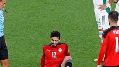 طبيب الأهلي يتواصل مع جهاز المنتخب للاطمئنان على ايمن اشرف