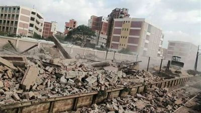 استجابة سريعة لوزارة النقل.. هدم غرفة مهجورة تطل على إحدى مزلقانات القطار (صور)