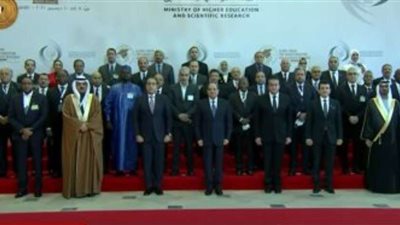 صورة تذكارية للرئيس السيسي مع المشاركين في المنتدى العالمي للتعليم العالي والبحث العلمي