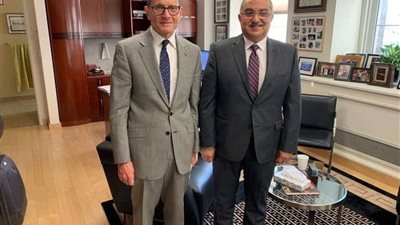 رئيس جامعة أسيوط يعقد اجتماعًا ثنائيًا مع نائب رئيس جامعة شيكاغو