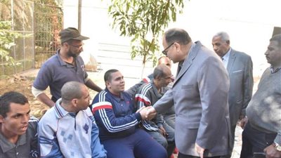 محافظ أسيوط يزور دور الرعاية الاجتماعية للرجال والسيدات لتوزيع الكسوة الشتوية