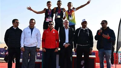 وزير الشباب والرياضة يطلق إشارة بدء نصف ماراثون الأهرامات