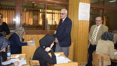 رئيس جامعة المنصورة يتفقد إعادة امتحان مادة الجراحة العامة لطلاب كلية الطب