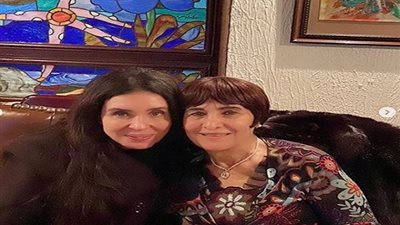 على طريقتها الخاصة.. دينا تحتفل بعيد ميلاد والدتها 