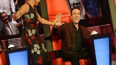 بالأحضان وأمام زوجها.. شيرين عبدالوهاب تصالح صابر الرباعي لهذا السبب