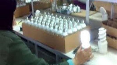 ضبط 14 ألف لمبة تالفة داخل مصنع بالغربية
