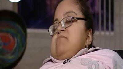 مصابة بعظم زجاجي: أهلي باعوني وشيخ الأزهر تكفل بحالتي