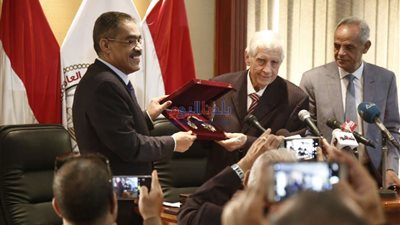 السيسي يمنح وسام الاستحقاق لرئيس رابطة المراسلين الأجانب