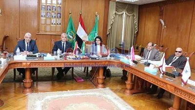 رئيس جامعة المنوفية يجري مقابلات للمتقدمين لمنصب عميد الاقتصاد المنزلي