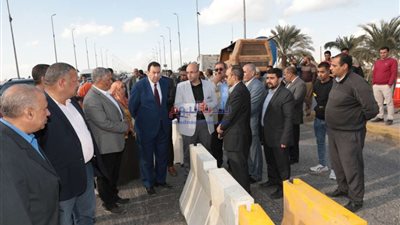 محافظ بني سويف ينتقل لمتابعة إجراءات إصلاح هبوط مفاجئ بمطلع كوبري النيل