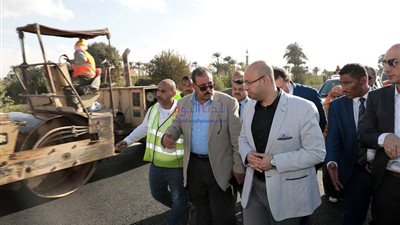 محافظ بني سويف يتابع الموقف التنفيذي لرصف طريق ناصر