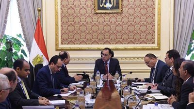 رئيس الوزراء يتابع مع وزير المالية إجراءات تطبيق الحد الأدنى للأجور (صور)