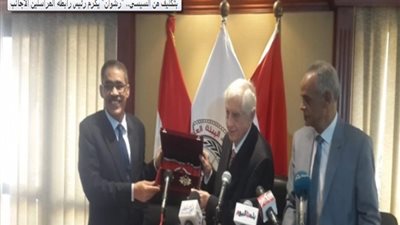 رشوان توفيق يقلد فولكهارد فيندفور وسام الاستحقاق من الدرجة الأولى