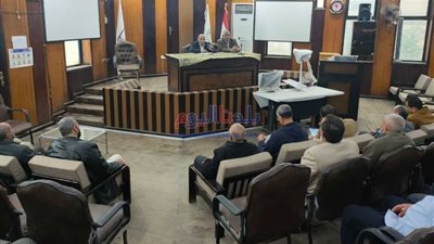 محافظ بني سويف يناقش تطوير منظومة العمل بمشروع رأس المال والإنتاج بالمدارس الفنية