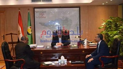 محافظ الفيوم يناقش خطة جهاز تنمية المشروعات بالمحافظة