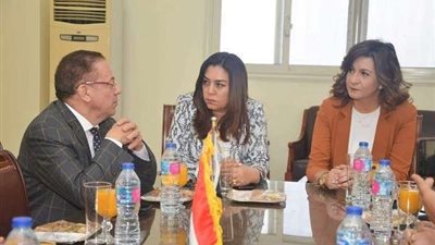 وزيرة الهجرة ومحافظ دمياط تعقدان اجتماعًا مع مستثمرين مصريين لبحث تصدير الأثاث المصري