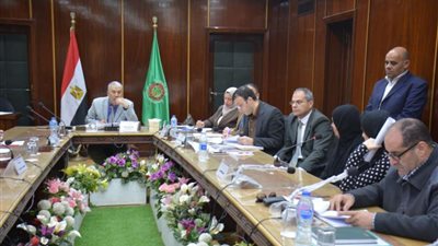 مساعدات مالية وتوفير فرص عمل في لقاء سكرتير المحافظ بالمواطنين بالدقهلية