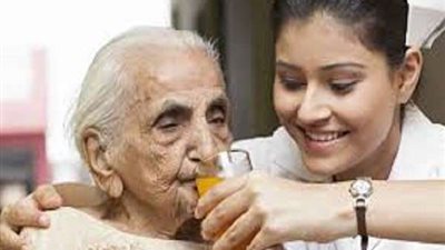 أمن القاهرة ينقل مسنة عاجزة عن الحركة للمستشفى بعد استغاثتها بالنجدة