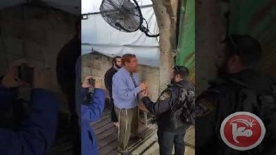 بالفيديو| متطرف يهودي يقوم بطقوس تلمودية عند عتبات الأقصى