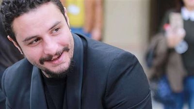 أحمد الفيشاوي يثير فضول جمهوره بصوره لأشباح أوروبا على 