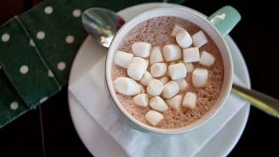 على طريقة الشيف شربيني.. مشروب الشوكولاتة بالمارشميلو (فيديو)