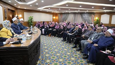 الإمام الأكبر يشيد بواعظات الأزهر ويؤكد نجاحهن في دعم الأسرة المصرية